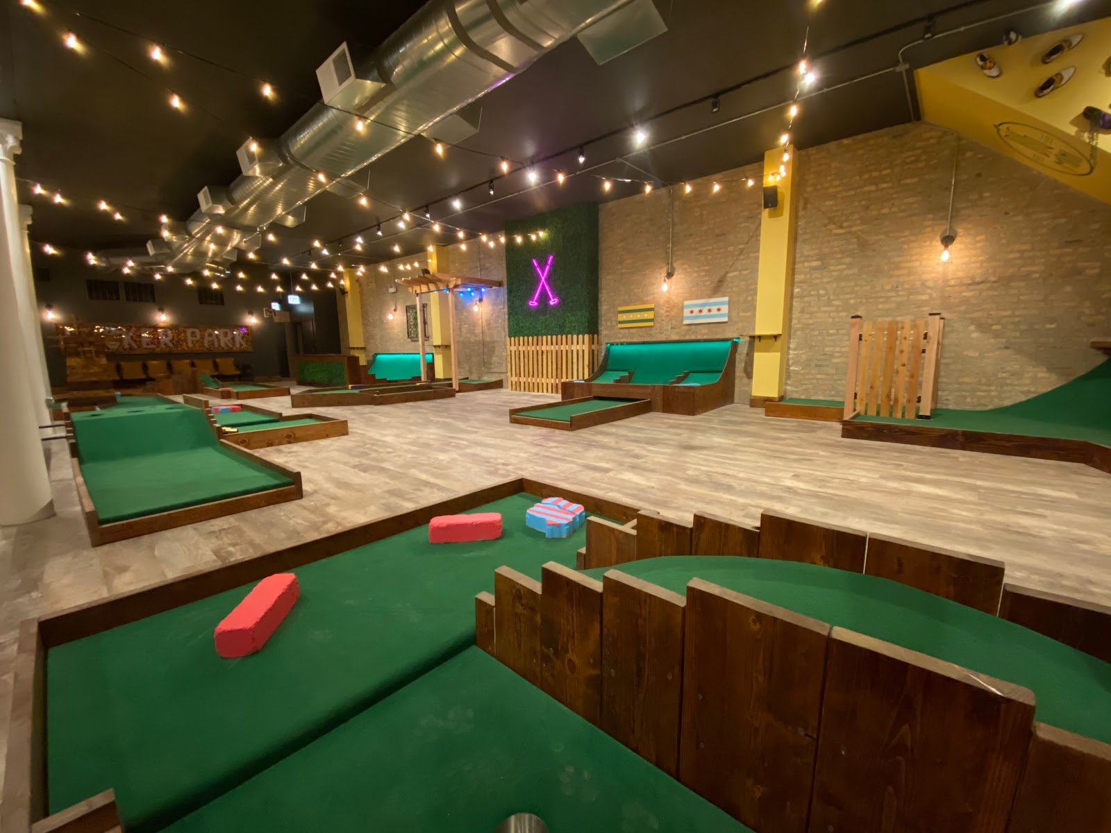 Big Mini Putt Club - Golf Simulator in Chicago