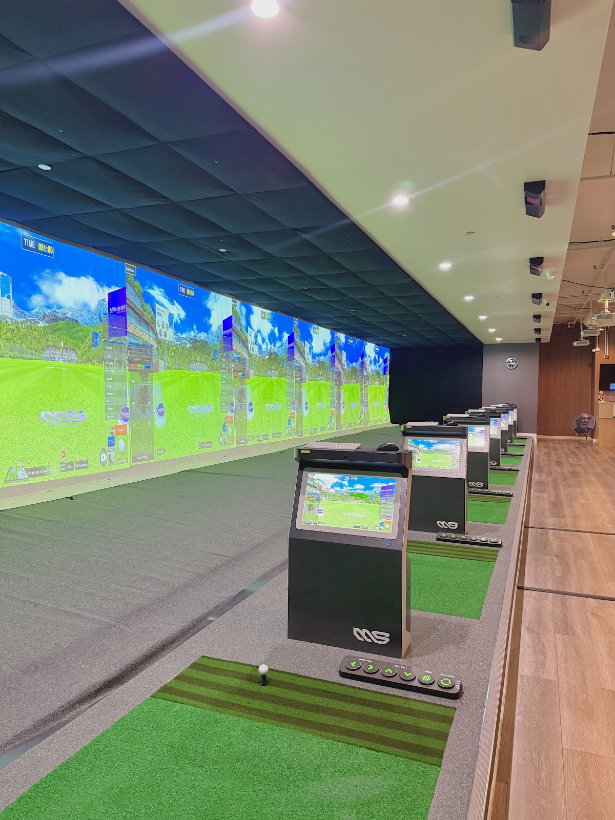 Orange Screen Golf - Golf Simulator in Los Angeles
